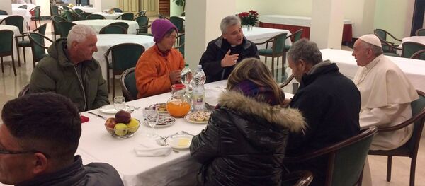 Papa, 80. doğumgününü evsizlerle kutladı - Sputnik Türkiye