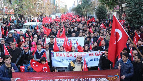 Manisa'da 10 bin kişi teröre karşı yürüdü - Sputnik Türkiye