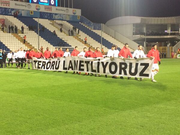 Beşiktaş, terörü lanetleyen bir pankart ile sahaya çıktı - Sputnik Türkiye