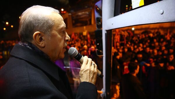 Cumhurbaşkanı Erdoğan, Trabzonlulara otobüsten seslendi - Sputnik Türkiye