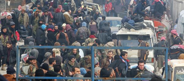 Halep'te tahliye edilmeyi bekleyen militanlar ve siviller - Sputnik Türkiye