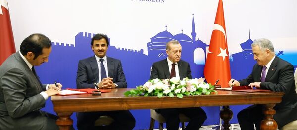 Cumhurbaşkanı Recep Tayyip Erdoğan ve Katar Emiri Şeyh Temim Hamad El-Tani, Trabzon'da düzenlenen Türkiye-Katar Yüksek Stratejik Komite İkinci Toplantısı'na katıldı. Türkiye-Katar Yüksek Stratejik Komite İkinci Toplantısı'nın ardından iki ülke arasında eğitim, sağlık, maliye, bilgi, iletişim, gençlik, spor, kültür, gümrük ve tarım gibi alanlarda mutabakat zaptı, anlaşma, eylem planları ve ortak bildiri Cumhurbaşkanı Recep Tayyip Erdoğan ile Katar Emiri Şeyh Temim Hamad Al-Sani'nin huzurunda imzalandı. - Sputnik Türkiye