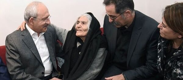 CHP Genel Başkanı Kemal Kılıçdaroğlu, ‘amirallere suikast' soruşturmasında tahliyesinin ardından, hakkında verilen ikinci tutuklama kararı üzerine intihar eden Yarbay Ali Tatar'ın ailesine ziyarette bulundu. - Sputnik Türkiye