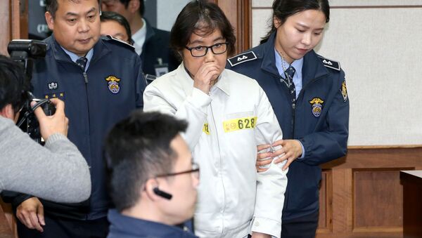 Güney Kore'de siyasi skandalın kilit ismi Choi Soon-sil, Seul'de ilk kez hakim karşısına çıktı - Sputnik Türkiye