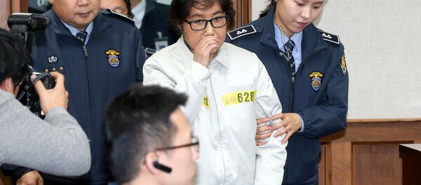 Güney Kore'de siyasi skandalın kilit ismi Choi Soon-sil, Seul'de ilk kez hakim karşısına çıktı - Sputnik Türkiye