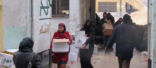 Halep'te insani yardım yapılan siviller - Sputnik Türkiye