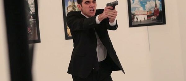 Büyükelçi Karlov'u öldüren ve polis olduğu belirtilen saldırganın yakından çekilmiş fotoğrafı - Sputnik Türkiye