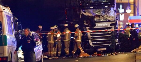Berlin'de Noel pazarına dalan kamyonun bulunduğu bölgede inceleme yapan itfaiye ve polis ekipleri - Sputnik Türkiye