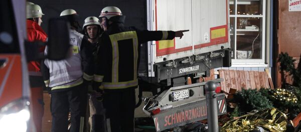 Berlin'de tır Noel pazarına girdi - Sputnik Türkiye