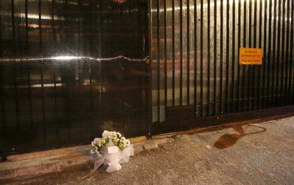 Rusya'nın Ankara Büyükelçiliği'nin önüne Karlov anısına bir demet beyaz çiçek bırakıldı. - Sputnik Türkiye