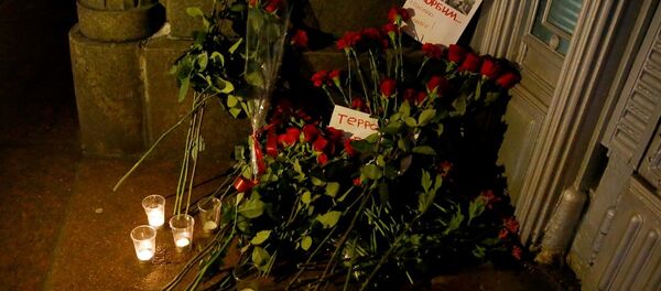 Çiçekler üzerine fotoğrafı iliştirilen Karlov, 'Yasını Tutuyoruz' sözleriyle anıldı. - Sputnik Türkiye