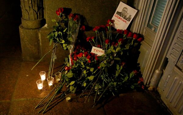 Çiçekler üzerine fotoğrafı iliştirilen Karlov, 'Yasını Tutuyoruz' sözleriyle anıldı. - Sputnik Türkiye