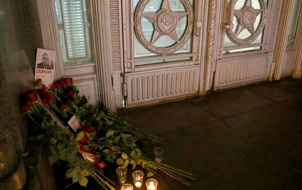 Rusya'nın Ankara Büyükelçisi Andrey Karlov'a yapılan silahlı saldırının ardından Moskova'daki Dışişleri binası önüne Karlov anısına çiçekler bırakıldı, mum yakıldı. - Sputnik Türkiye