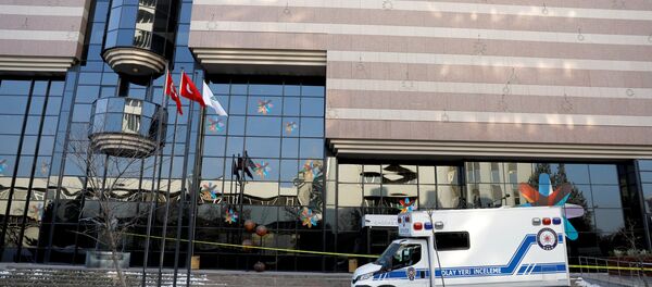 Karlov suikastının ertesi gününde Ankara'daki Çağdaş Sanat Galerisi'nin önünde bekleyen adli tıp araçları - Sputnik Türkiye