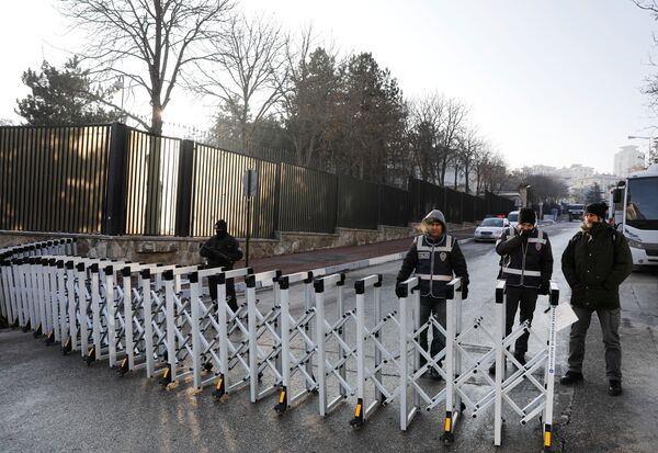 Karlov'un öldürülmesinin ardından Rusya'nın Ankara Büyükelçiliği önündeki güvenlik önlemleri üst seviyeye çıkartıldı. - Sputnik Türkiye