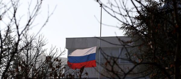 Rusya'nın Ankara Büyükelçisi Andrey Karlov'un katıldığı bir fotoğraf sergisi açılışında silahlı saldırıda öldürülmesinin ardından Rusya'nın Ankara Büyükelçiliği'nde dalgalanan Rus bayrağının yarıya indirildiği görüldü. Rusya'nın Ankara Büyükelçisi Andrey Karlov'un katıldığı bir fotoğraf sergisi açılışında silahlı saldırıda öldürülmesinin ardından Rusya'nın Ankara Büyükelçiliği'nde dalgalanan Rus bayrağının yarıya indirildiği görüldü. - Sputnik Türkiye