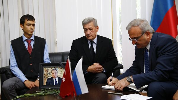Antalya Valisi Münir Karaloğlu (sağda), Rusya'nın Antalya Başkonsolosu Aleksandr Tolstopyatenko'ya (ortada) taziye ziyaretinde bulunarak, baş sağlığı dileklerini iletti. - Sputnik Türkiye