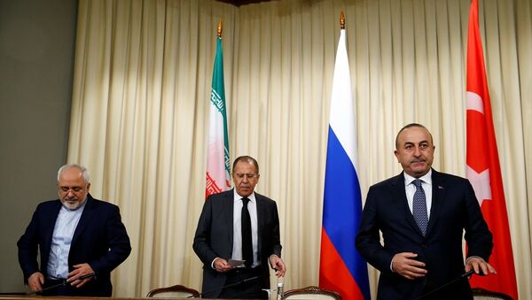 Dışişleri Bakanı Mevlüt Çavuşoğlu, İran Dışişleri Bakanı Muhammed Cevad Zarif ve Rusya Dışişleri Bakanı Sergey Lavrov - Sputnik Türkiye