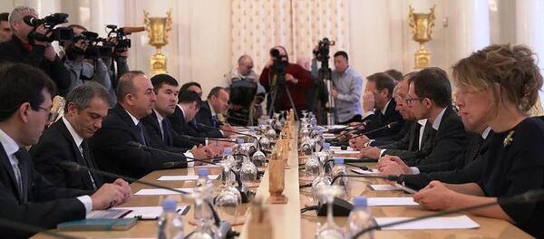 Rusya Dışişleri Bakanı Lavrov, Türkiye Dışişleri Bakanı Mevlüt Çavuşoğlu ve İran Dışişleri Bakanı Muhammed Cevad Zarif'le bir araya geldiği üçlü zirvede bir araya geldi. - Sputnik Türkiye