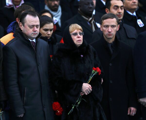 Büyükelçi Andrey Karlov'un eşi Marina Karlov ile oğlu da törende yapılan duygu dolu konuşmaları gözyaşları içinde dinledi. - Sputnik Türkiye