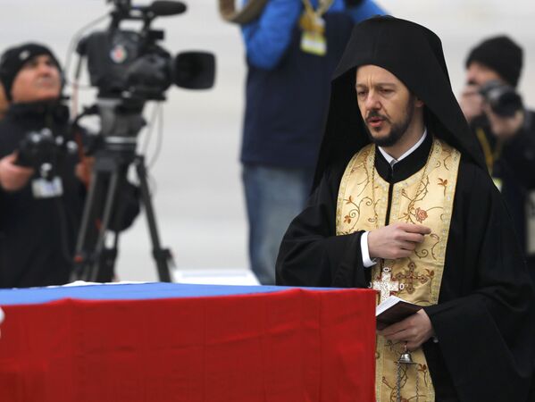 Yapılan konuşmaların ardından bir Ortodoks rahibi de Karlov için ilahiler eşliğinde dua etti. - Sputnik Türkiye
