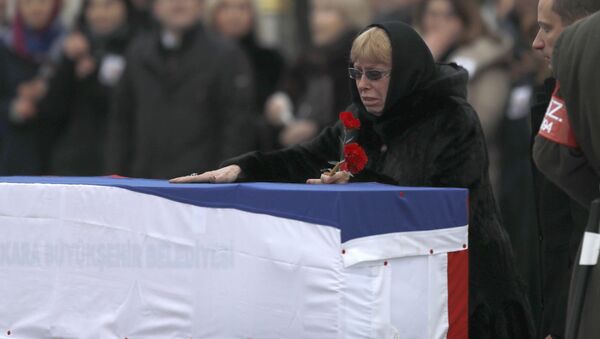 Супруга убитого российского посла Андрея Карлова на церемонии прощания в аэропорте Анкары - Sputnik Türkiye