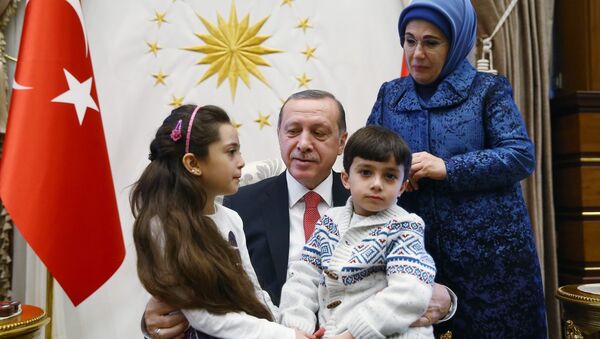 Cumhurbaşkanı Recep Tayyip Erdoğan ve eşi Cumhurbaşkanlığı Sarayı'nda Halepli Bana ve ailesini ağırladı - Sputnik Türkiye