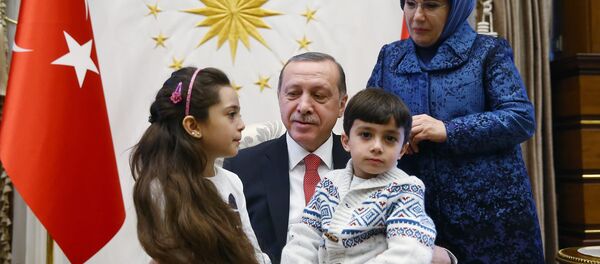 Cumhurbaşkanı Recep Tayyip Erdoğan ve eşi Cumhurbaşkanlığı Sarayı'nda Halepli Bana ve ailesini ağırladı - Sputnik Türkiye