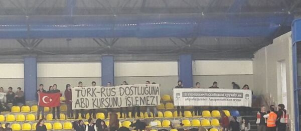 Türkiye Gençlik Birliği, İstanbul Büyükşehir Belediyesi-Dinamo Moskova voleybol maçında ‘Türk-Rus dostluğuna ABD kurşunu işlemez’ pankartı açtı. - Sputnik Türkiye
