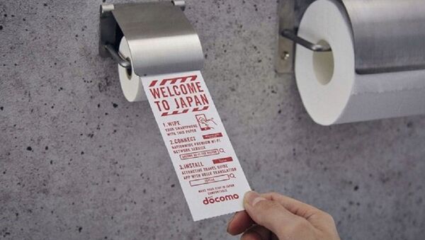 Havaalanındaki tuvaletlerde akıllı telefonlar için tuvalet kağıdı uygulaması - Sputnik Türkiye