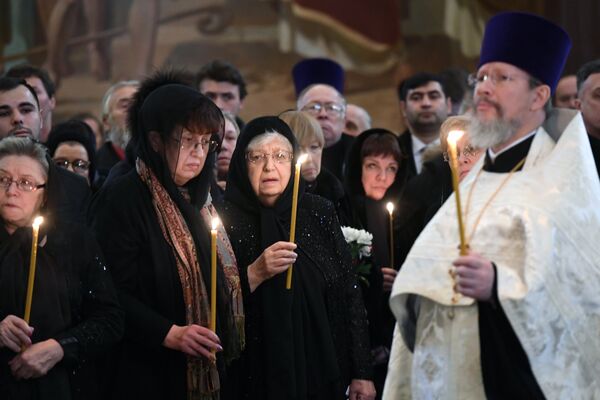 Karlov'un annesi ve eşi cenaze töreninde gözyaşlarını tutamadı. - Sputnik Türkiye