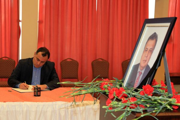 Büyükelçilik mensuplarına Büyükelçi Andrey Gennadiyeviç Karlov’un ölümünden duyduğu üzüntüyü belirten Taşdelen, anı köşesine çiçek bıraktı. Taziye defterine duygularını aktaran Taşdelen şunları kaydetti: - Sputnik Türkiye