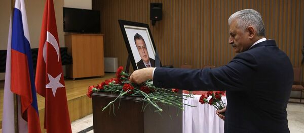 Başbakan Yıldırım'dan Rus Büyükelçiliği'ne taziye ziyareti - Sputnik Türkiye