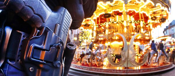 A German police officer stands next to a merry-go-round in the Christmas market in Frankfurt, Germany, Tuesday, Dec. 20, 2016 one day after a truck ran into a crowded Christmas market in Berlin killing several people - Sputnik Türkiye