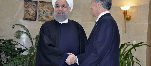 Resmi ziyaret için Bişkek'te bulunan İran Cumhurbaşkanı Hasan Ruhani, Kırgızistan Cumhurbaşkanı Almazbek Atambayev tarafından Cumhurbaşkanlığı Kongre Salonu’nda karşılandı. - Sputnik Türkiye