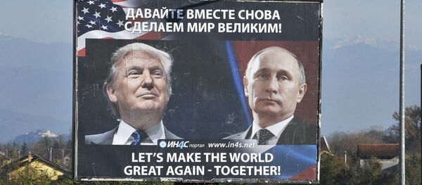 Rusya Devlet Başkanı Vladimir Putin ve ABD'nin 45. Başkanı Donald Trump'ın fotoğraflarının yer aldığı bir reklam panosu - Sputnik Türkiye
