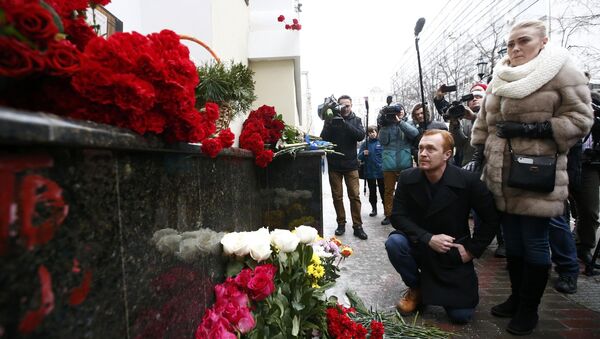 Moskovalılar uçak kazasında ölen Kızıl Ordu mensupları için Kızıl Ordu merkezi önüne çiçekler bıraktı - Sputnik Türkiye