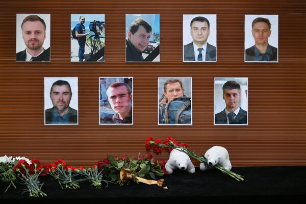 Tu-154 faciasında ölen gazeteciler için Moskova'daki Ostankino Televizyon Merkezi önüne çiçekler bırakıldı. - Sputnik Türkiye