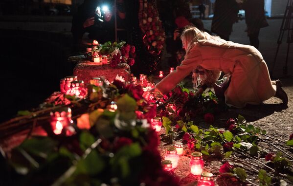 Tu-154 uçağının düştüğü ve 92 kişiye mezar olan Tu-154 uçağının kalkış yaptığı Soçi'de deniz kıyısına ölenler anısına çiçek bırakıldı. - Sputnik Türkiye