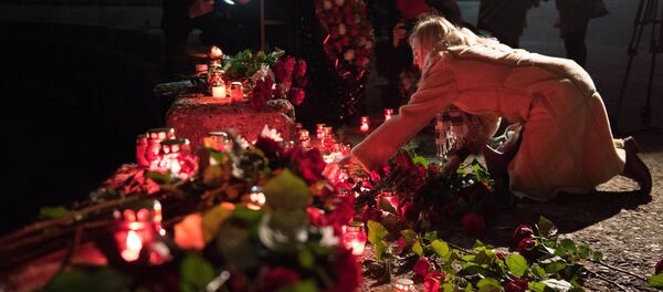 Tu-154 uçağının düştüğü ve 92 kişiye mezar olan Tu-154 uçağının kalkış yaptığı Soçi'de deniz kıyısına ölenler anısına çiçek bırakıldı. - Sputnik Türkiye