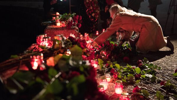 Tu-154 uçağının düştüğü ve 92 kişiye mezar olan Tu-154 uçağının kalkış yaptığı Soçi'de deniz kıyısına ölenler anısına çiçek bırakıldı. - Sputnik Türkiye