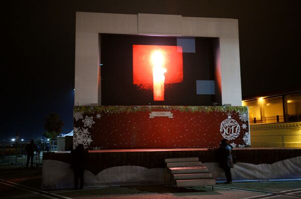 Faciada ölenler anısına Soçi'de düzenlenen bir anma töreni çerçevesinde interaktif bir ekranda da mum yakıldı. - Sputnik Türkiye
