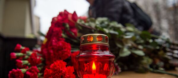 Moskova'daki Aleksandrov Kızıl Ordu Korosu'na ait binanın önünde uçak kazasında ölenler için mumlar yakılıyor - Sputnik Türkiye