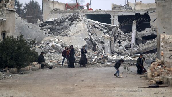 Halep'in kuzetindeki El-Rai'de Suriyeliler bina enkazlarının önünde oturuyor - Sputnik Türkiye