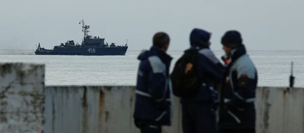 Arama çalışmalarını izleyen görevliler - Sputnik Türkiye