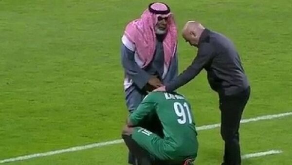 Katar'da futbol maçında annesine küfredilen kaleci babasinin ayaklarina kapanarak özür diledi - Sputnik Türkiye