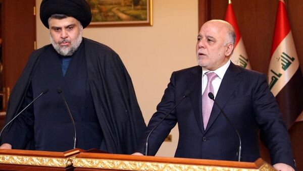 Irak Başbakanı Haydar el İbadi ve Sadr Hareketi lideri Mukteda es-Sadr, 9 ay süren boykotun ardından başkent Bağdat'taki Başbakanlık binasında bir araya geldi. - Sputnik Türkiye