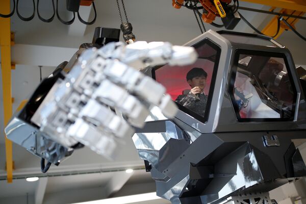 Doğal afetlerde kurtarma çalışmalarında kullanılması için Güney Kore’de geliştirilen ‘METHOD-2’ isimli insanlı robot - Sputnik Türkiye