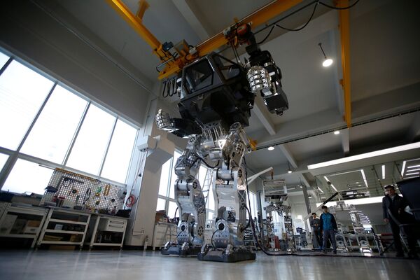 Güney Kore’de geliştirilen 4 metre uzunluğundaki ve 1 buçuk ton ağırlığındaki avatar robot ilk adımlarını attı. ‘Method-2’ isimli robotun dünyanın ilk insanlı ve iki ayaklı robotu olduğu belirtildi. - Sputnik Türkiye