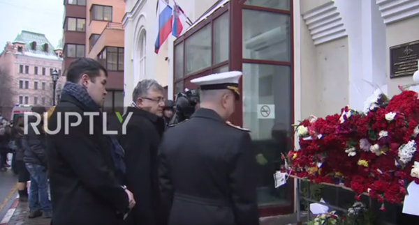 Türkiye’nin Moskova Büyükelçisi Hüseyin Diriöz, düşen Rus Tu-154 uçağında 64 üyesini kaybeden Kızıl Ordu Korosu’nun Moskova’daki binası önüne çiçek bıraktı. - Sputnik Türkiye